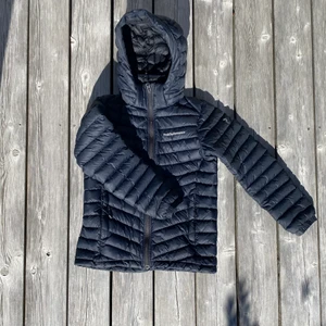 Peak Performance jacka  - Peak Performance dunjacka Storlek 140 (cm) Färg: Mörkblå Utmärkt skick, ser så gott som ny ut  Kan fraktas eller hämtas utanför Kungälv Står inte för postnords slarv