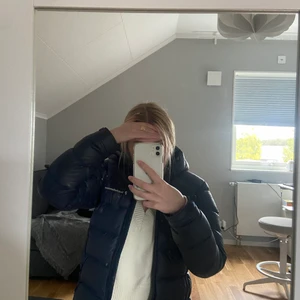 Peak jacka - Super fin jacka och perfekt till vintern. Den är i bra skick och säljs endast då jag köpt en annan vinterjacka. Nypris: 4000kr