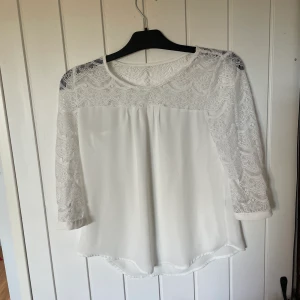 Fin blus med spets - Jätte fin vit blus med spets, tre kvarts ärm. Pris kan diskuteras och kan skickas. 