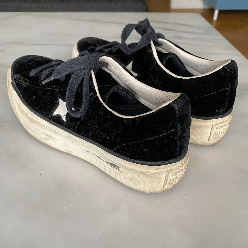 Svarta converse one star. Sulan på skorna är lite smutsiga, har själv inte försökt tvätta bort det men kan tänka mig att de går bort hyfsat enkelt. Skor.