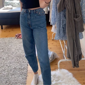Momjeans - Säljer dessa MOM jeans från ASOS i storlek 36, de är knappt använda, sitter skitbra och är inte för kort i benen☺️