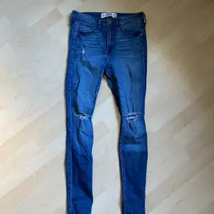 Sparsamt använda jeans från Hollister, medel/högmidja. W26 L29