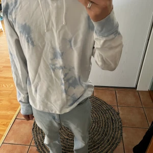 Jack & Jone hoodie - Sjukt coolt plagg och passar till typ allt. Använd några gånger, perfekt skick!