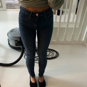 Jens  - Högmidjade jeans ifrån gina tricot i storlek S  Tryck inte på ”köp direkt”