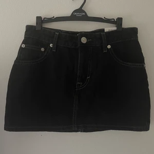 Lågmidjad jeans kjol - Kågmidjad jeans kjol från Pull and beat, köpt i Berlin i sommras. Aldrig använd och lappen sitter kvar!