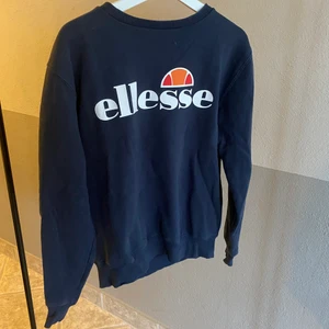 Ellesse Tjocktröja - Hej säljer min gammla Elesse tröja. Storlek S (eu 38). Väldigt bra skick. Katt finns i hemmet så att det inte blir några konstigheter om man är allärgisk. (Möts inte upp pga många annonser utlaggda)