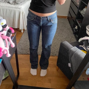 Lee Jeans - Low rise lee jeans, väldigt bra skick, har använt dom kanske 1 gång. Säljer dom då dom är lite små för mig💕💕strl W32 L34 men passar på S skulle jag säga  Köpare står för frakt💕