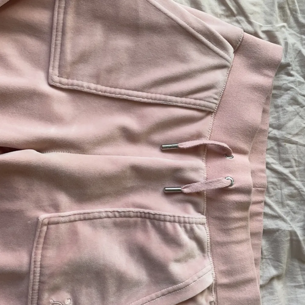 Säljer dessa fina rosa juicy couture byxor i storlek XS, de är nyskick då jag inte använt de mer än 5 gånger och har inga defekter! Säljer de pågrund av att de inte kommer till användning! . Jeans & Byxor.