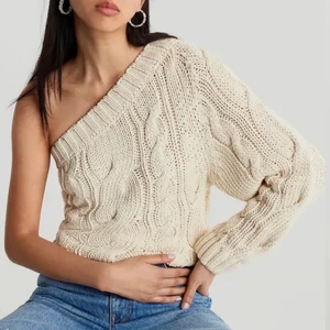 Enärmad tröja - Säljer denna fina tröjan med en arm, slutsåld på Gina💋 pris kan alltid diskuteras