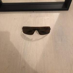 Gucci solglasögon har bara legeat hemma på mot skriv bor köpte dom för 1500kr här på Plick. 