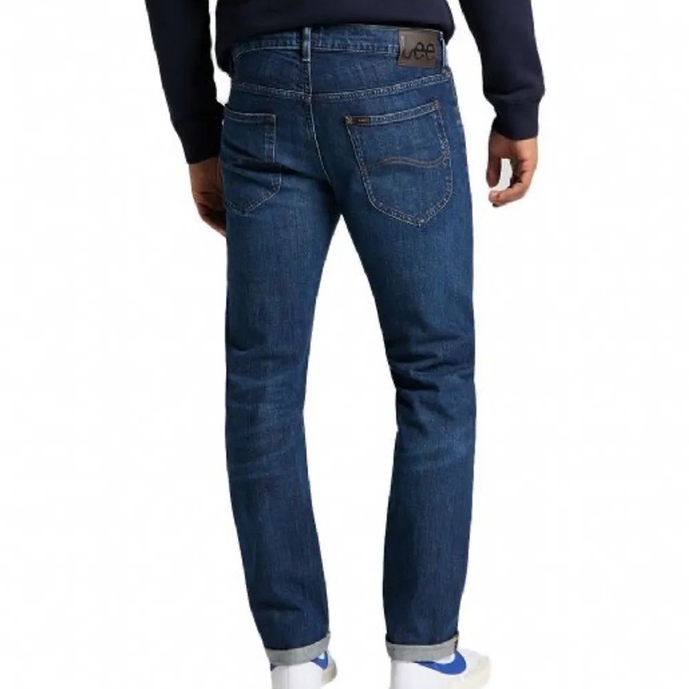 Lee Daren Zip fly jeans herr modell. Tightare på låren och lite mer raka på smalbenen (på mig som tjej). Sitter troligtvis snyggare på dig som är kille och gillar en ”straight, relaxed fit”. 👖Köpta våren 2022, sparsamt använda. Mörkblå färg, 90% bomull. . Jeans & Byxor.