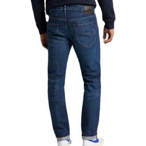 Lee Daren Zip fly jeans herr modell. Tightare på låren och lite mer raka på smalbenen (på mig som tjej). Sitter troligtvis snyggare på dig som är kille och gillar en ”straight, relaxed fit”. 👖Köpta våren 2022, sparsamt använda. Mörkblå färg, 90% bomull. 