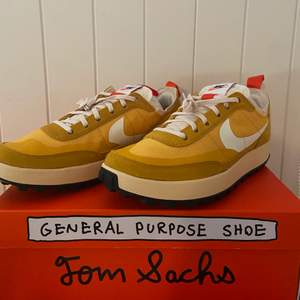 Helt nya Tom sachs general purpose shoes i färgen dark sulfur. Storlek 43, pris 1700kr eller bud