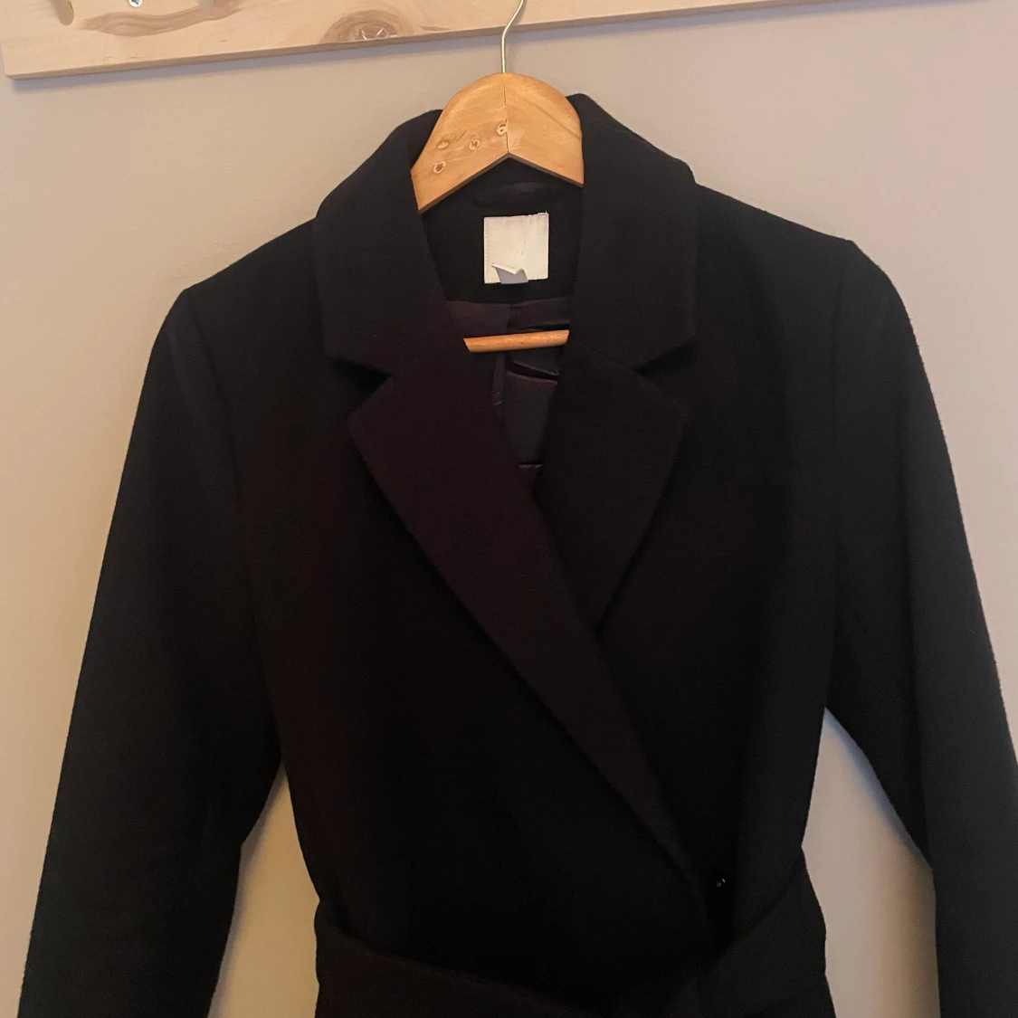 Lång svart kappa med bälte i midjan  - 91