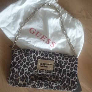 Guess väska - Guess väska i leopardmönstrad, aldrig använd. Prislappen hänger kvar. 