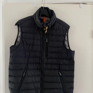 Parajumper väst - Väldigt bra skick  Kan skicka bild på QR kod