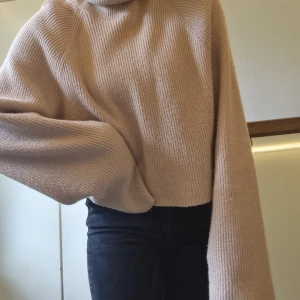 Stockad polotröja - En beige jättemysig stickad polotröja! Inte stixig utan supermysig. Används inte så därför säljer jag den. Köparen står för frakt!  Kan skicka eller mötas upp! ❤️