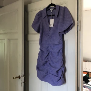 Klänning från & other stories  - Så fin lilla miniklänning från & other stories! Oanvänd, lappen kvar, bra kvalité och massar en s/m! Frakten är inkluderat i priset🤍