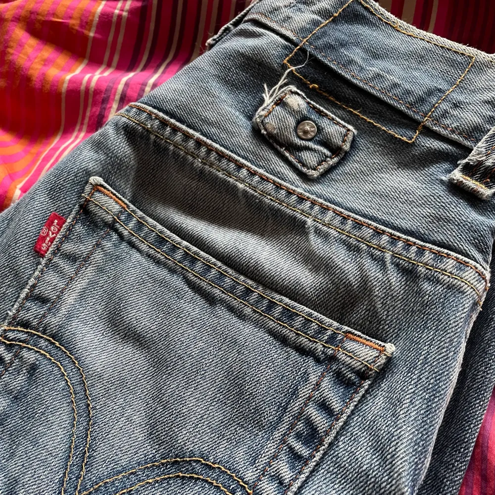 Jeans i märket Levis (Slim 511) som är köpt på second hand så har lite märken av användning men ser naturligt ut o sitter väldigt smickrande! Storleken står ej men skulle gissa 25/26 för en tjej. Sitter lite tight på mig nu så de letar ett nytt hem! . Jeans & Byxor.