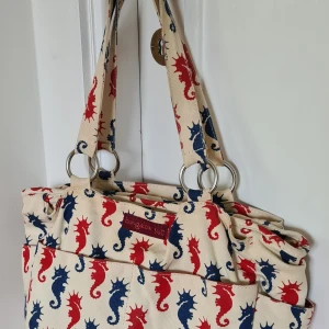 Handväska i tyg - Fin handväska i tyg med många fack och plats för förvaring. Storlek 35x30cm