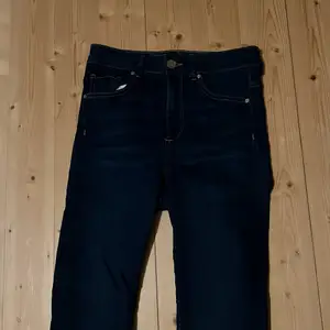 Jag säljer dessa mörkblå skinnet jeans från BikBok. De har ett så bekvämt material och är i mycket bra skick. De har tyvärr inte använts pågrund av att de är för små. De är i storlek s och jag säljer dem för 100 kr + frakt. Ordinarie priset är 600 kr.
