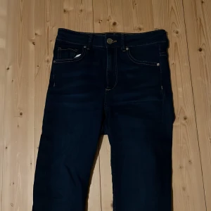 Mörkblå skinny jeans  - Jag säljer dessa mörkblå skinnet jeans från BikBok. De har ett så bekvämt material och är i mycket bra skick. De har tyvärr inte använts pågrund av att de är för små. De är i storlek s och jag säljer dem för 100 kr + frakt. Ordinarie priset är 600 kr.