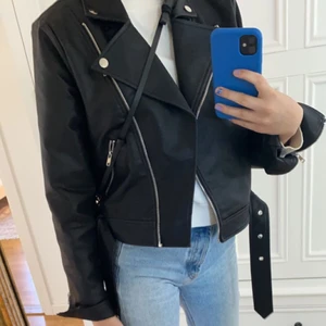 Skinnjacka  - Säljer denna fina skinnjacka som är köpt på en butik i Göteborg. Jackan är ifrån en av Nakds kollektioner, Bianca ingrossos om jag minns rätt då det var ett tag sen jag köpte den. 🧡