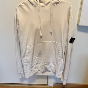 Stone island Hoodie - Cond 8/10, behöver endast strykas för att bli perfekt! Använt fåtal gånger, mest legat och skräpat i garderoben.  Nypris 2500kr  Storlek L  Inte prutbart då det är en steal.