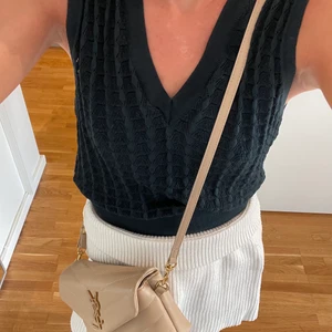Stickad väst  - Supergullig mörkgrön stickad väst från zara, som ny endast testad💛💛