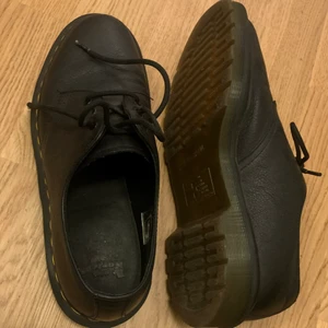 dr martens  - låga dr martens i storlek 39 knappt använda! Skriv för fler bilder💓 köparen står för frakten!