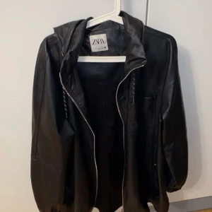 Jacka  - Svart jacka storlek M
