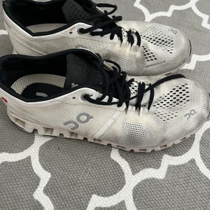 On Running träningsskor  - Säljer ett par on running träningsskor i modellen Cloud X i storlek 37. Passar även mig som pendlar mellan 37-38. Nypris 1600. 