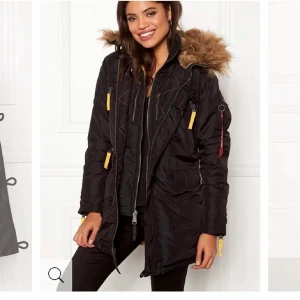 Alpha vinterjacka - Alpha industries vinterjacka i storlek M. köpt 2018 november och använd endast tills 2019 Februari. Köpt för 3500kr säljs för 1500kr. knappt använd, jackan är som ny. inga slitningar alls. 