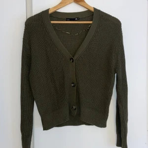 Stickad kofta  - Mörkgrön stickad kofta från Lager 157. Knappt använd. Strl S