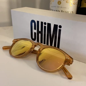 Solglasögon Chimi  - Solglasögon från CHIMI eyewear i #002 peach. Använda men inga synliga repor.
