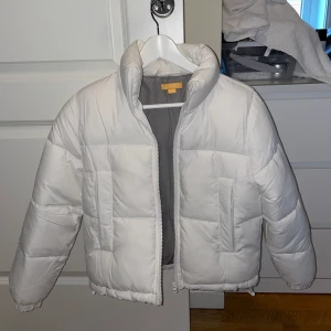 Jacka, höst, vit, vinter,  - Aldrig använt denna, är från gintricot i barnstolek 146-152. Inga skador på jackan hör av er för mer info  