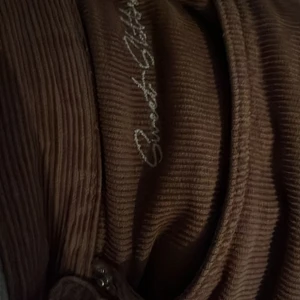 Manchester byxa - Säljer dessa snygga och sköna jeans pga används alldrig längre. Dom är ifrån WEEKDAY inga hål eller fläckar. original pris 800 kr. Står inte för postens slarv. Kan mötas upp