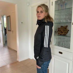 Adidas jacka - Hejsan! Säljer denna jackan då den blivit för liten. Köptes för 2 år sedan och användes sparsamt under en säsong. Svart, figurformad,  100% polyeste, märke på armar och litet på framsidan. Märke: adidas Storlek: Xs Pris: 150kr + frakt (alt. möte i lund) 