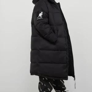 Kangol x HM lång pufferjacka - Lång pufferjacka i fräscht skick. Använd en säsong. Inget att anmärka på. 