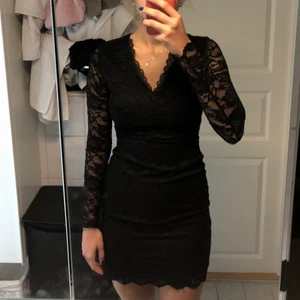 Svart spets klänning  - Säljer denna jätte fina spetslänning från veromoda, jag är 172cm. Använd två gånger.
