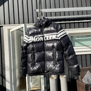 Moncler jacka dum - Hej! Jag skulle vilja få solt min moncler jacka så snabbt som möjligt om ni skulle va intresserade hör av er.