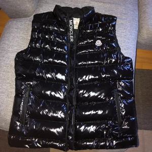 Moncler väst  - En moncler väst köpt på Plick säljaren sa den va äkta  men kan inte garantera något då jag inte kan sånt därav säljes den billigt. Är en storlek XL men sitter som en L passar även större M. Skickas spårbart!