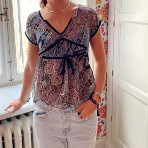 Supersöt topp med knytning - Mönstrad topp som kan knyta både fram och bak!🤠🤠 Fint skick och okänt märke❤️ Storlek S