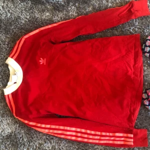 Röd Adidas tröja  - Jätte snygg adidas tröja Sonja beställde från Zalando ett tag sen, men har knte riktigt kommit t användning. Köparen står för frakt💕  