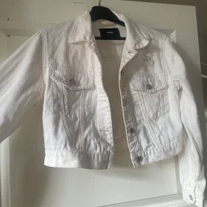 Vit jeans jacka - Jeans jacka från BikBok -stl M -Använd -nypris 499kr
