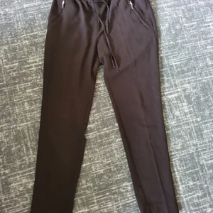 Svarta hm byxor - Svarta byxor från hm, snörning i midjan.