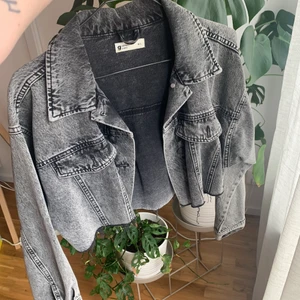 Grå cropad jeansjacka M/L - Jeansjacka från Ginatricot, använd någon enstaka gång. Är en läsare modell, aning boxig.