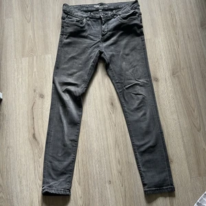 Jeans  - Hund finns hemma