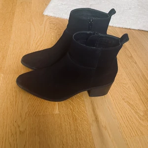 Boots i mocka  - Svarta boots i äkta mocka från Pace. Storlek 36. Normala i storleken. Dragkedja på insidan. Klackhöjd ca 5 cm. Nypris 899kr