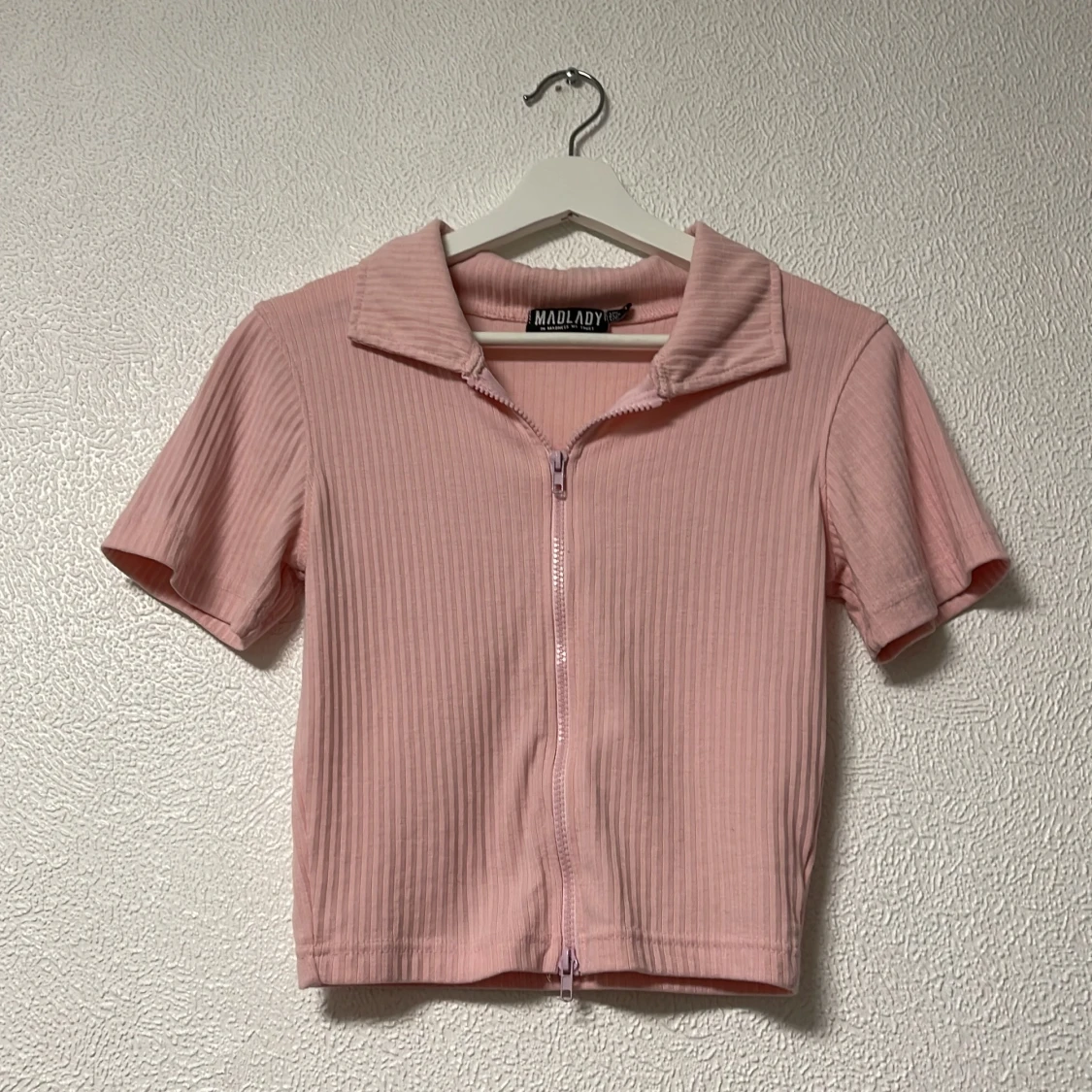 CROPPAD PIKÉ - RIBBED ZIP PINK - 90